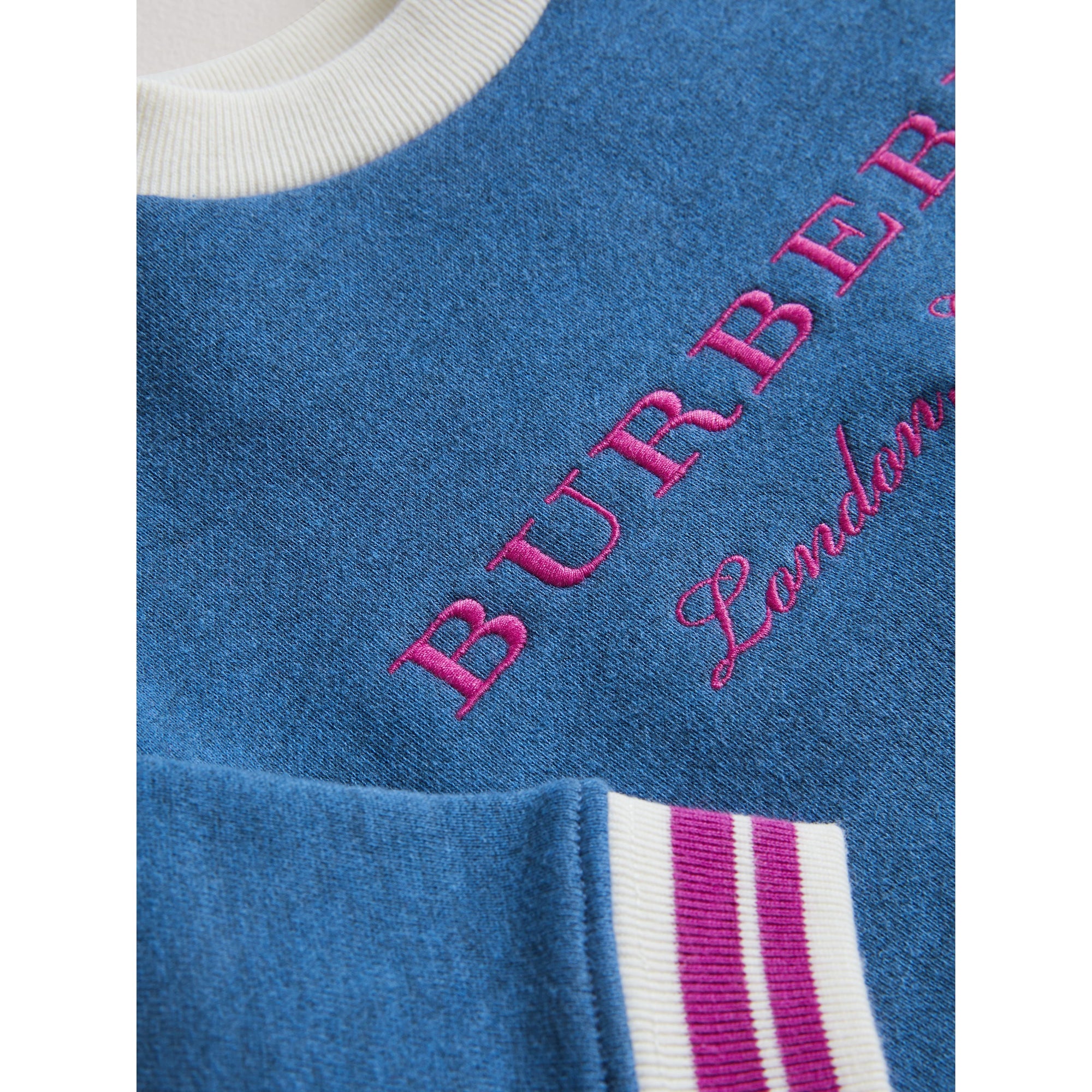 Sweat-shirt en coton brodé avec rayures contrastantes - Hydrangea Blue