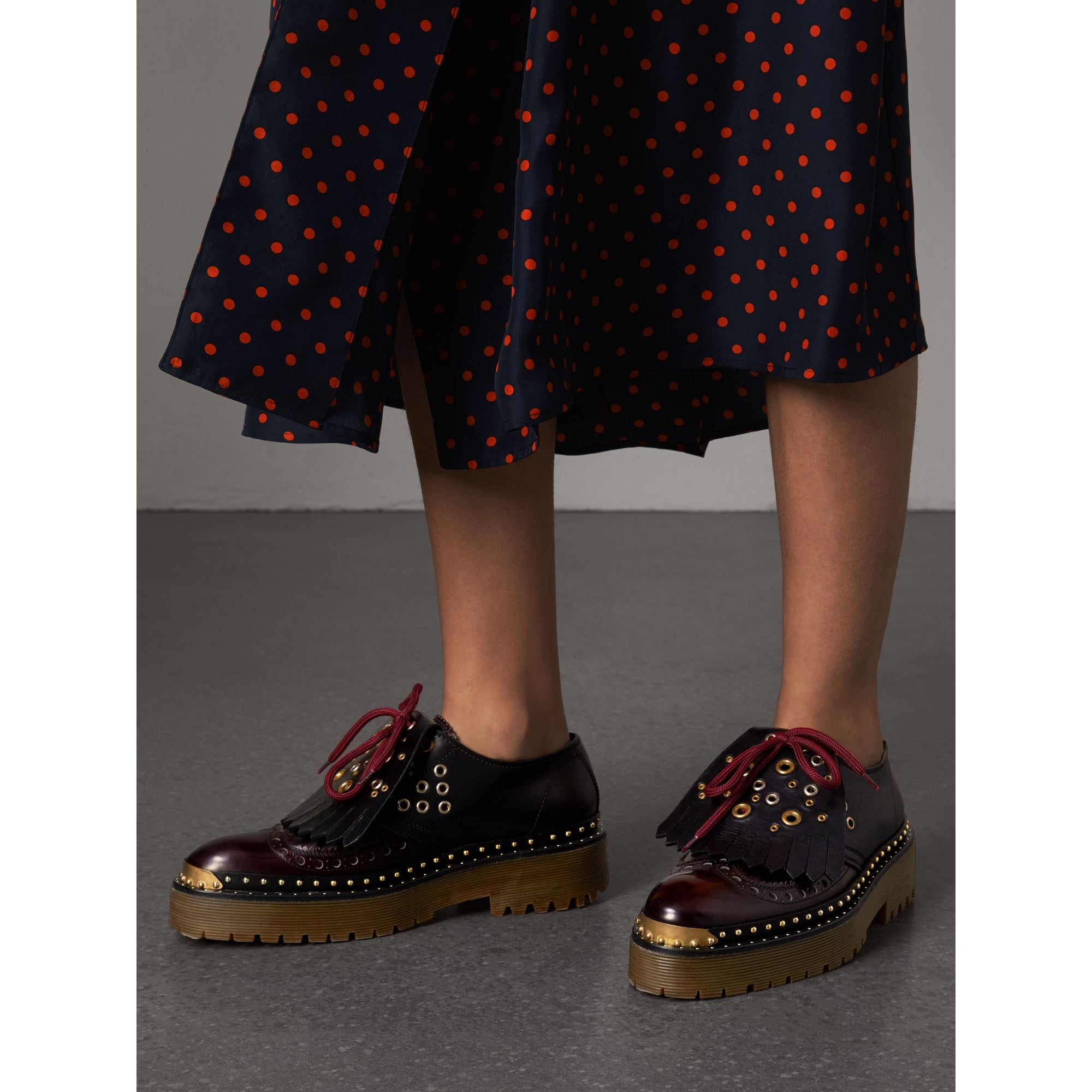 Chaussures richelieu en cuir riveté à franges - Black