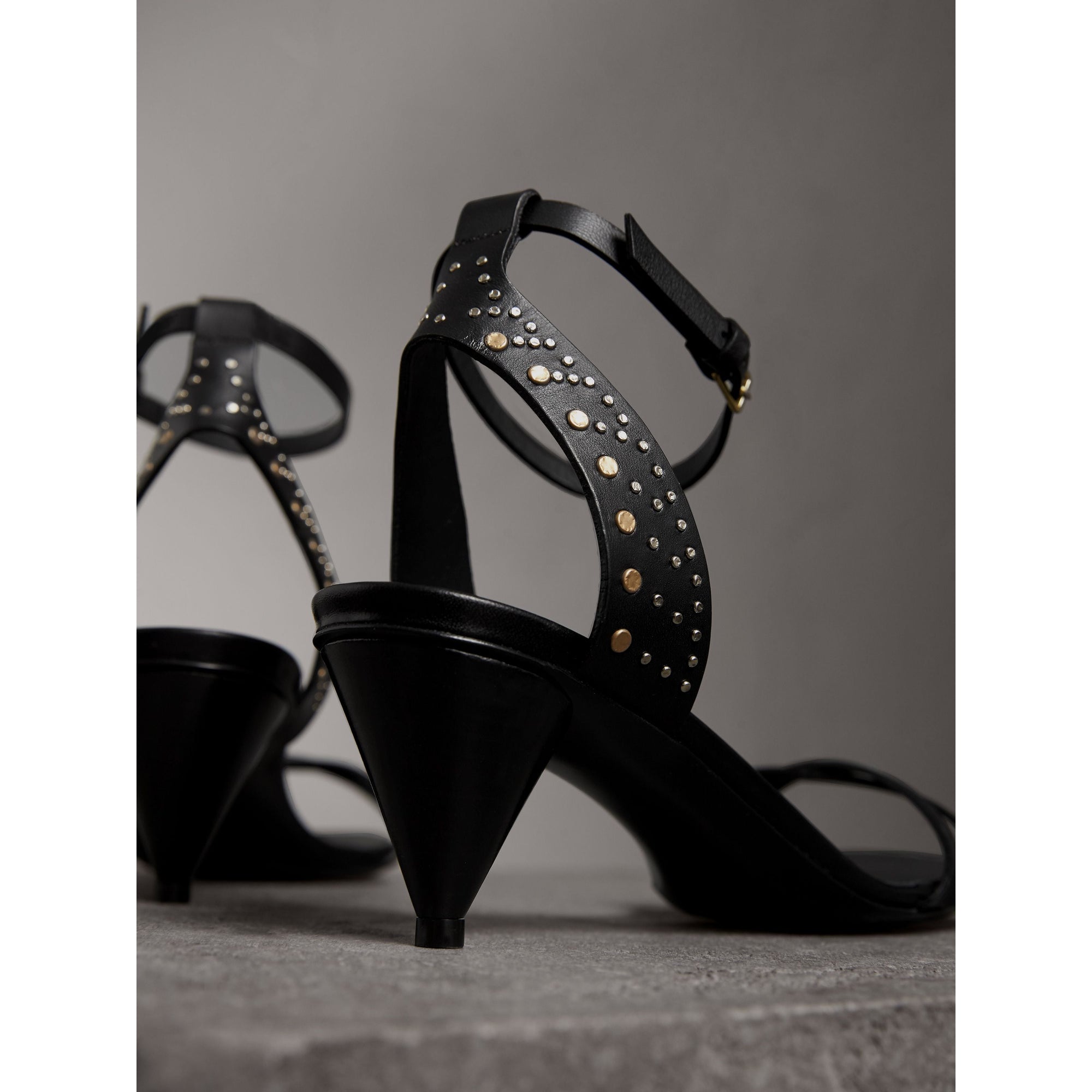Sandales à talons coniques en cuir riveté - Black
