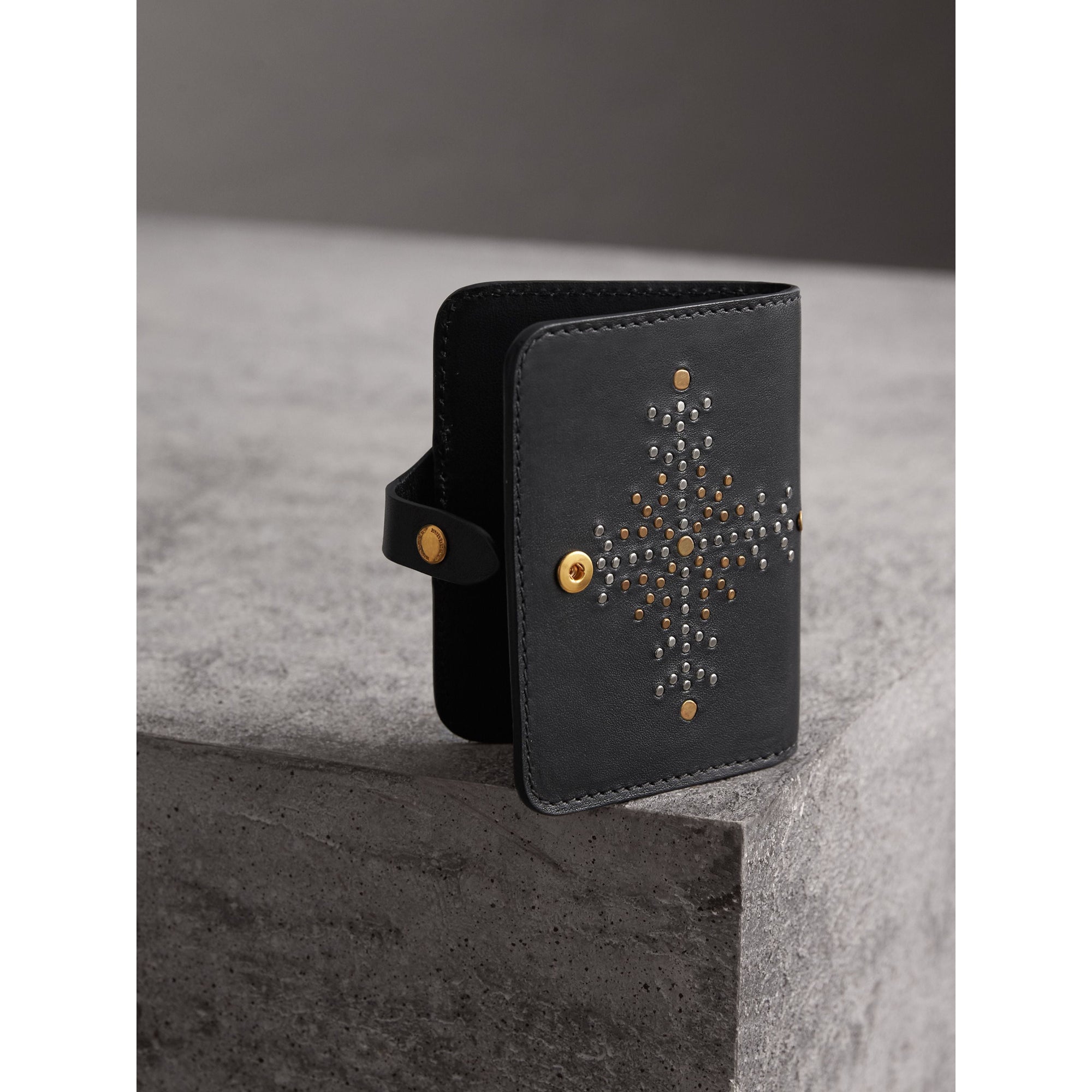 Porte-cartes en cuir à rivets avec bouclier du Cavalier - Black