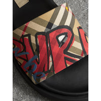 Claquettes en cuir à motif Vintage check et imprimé graffiti - Antique Yellow