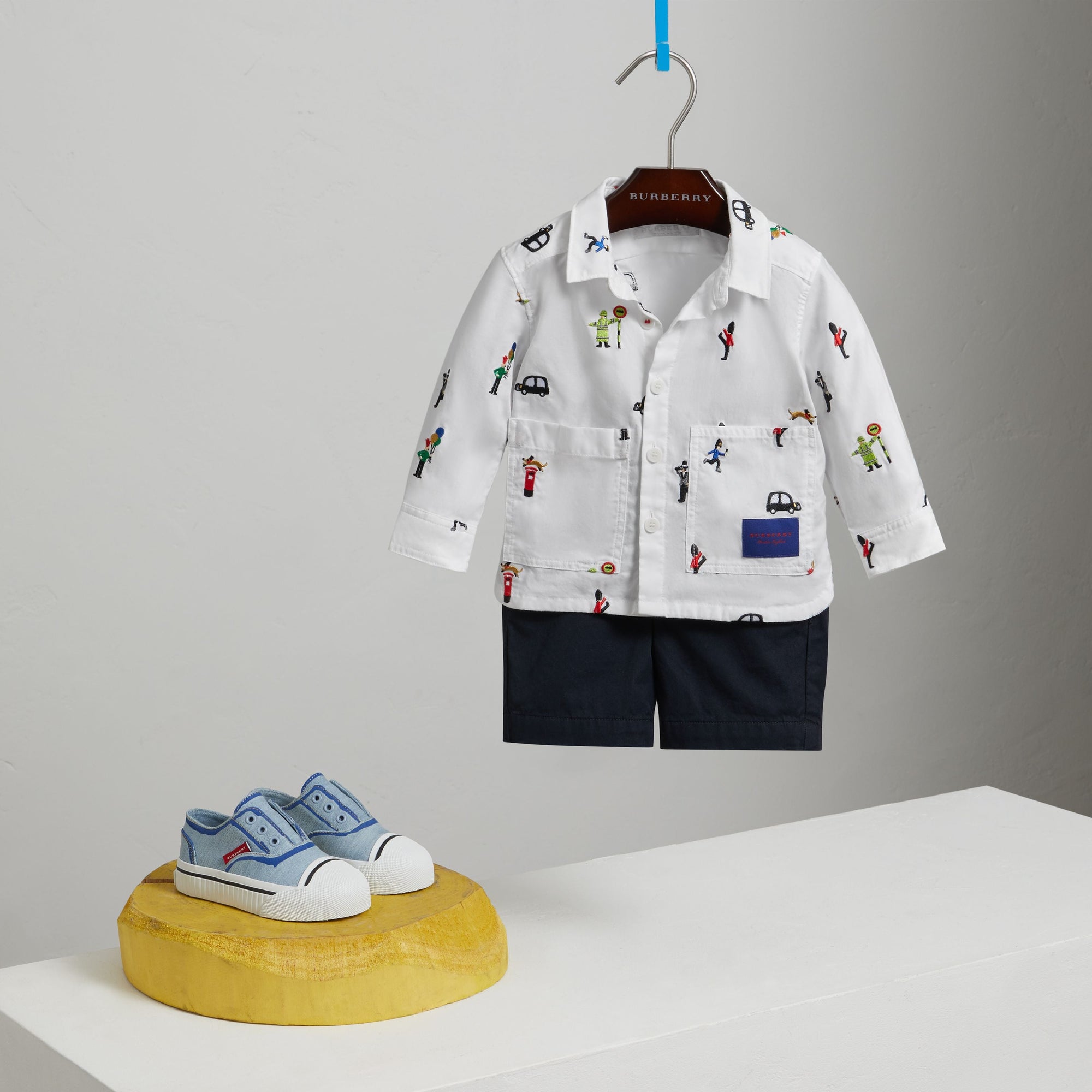 Chemise en coton avec broderies inspirées de Londres - White