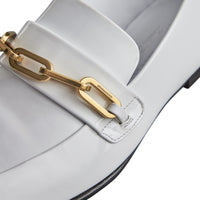 Mocassins en cuir verni avec chaîne - Optic White