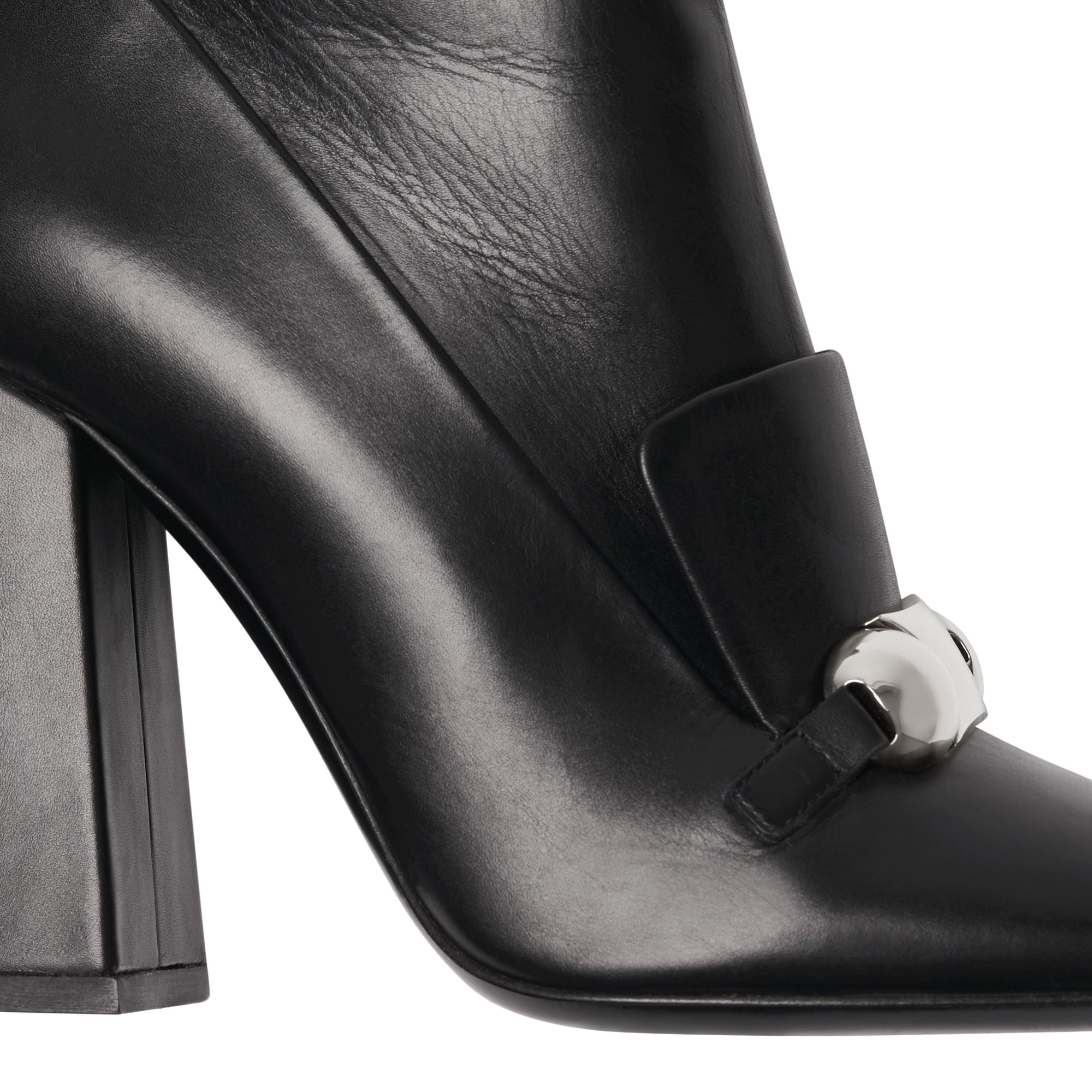 Bottines en cuir avec bride cloutée - Black