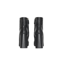 Bottines en cuir avec bride cloutée - Black