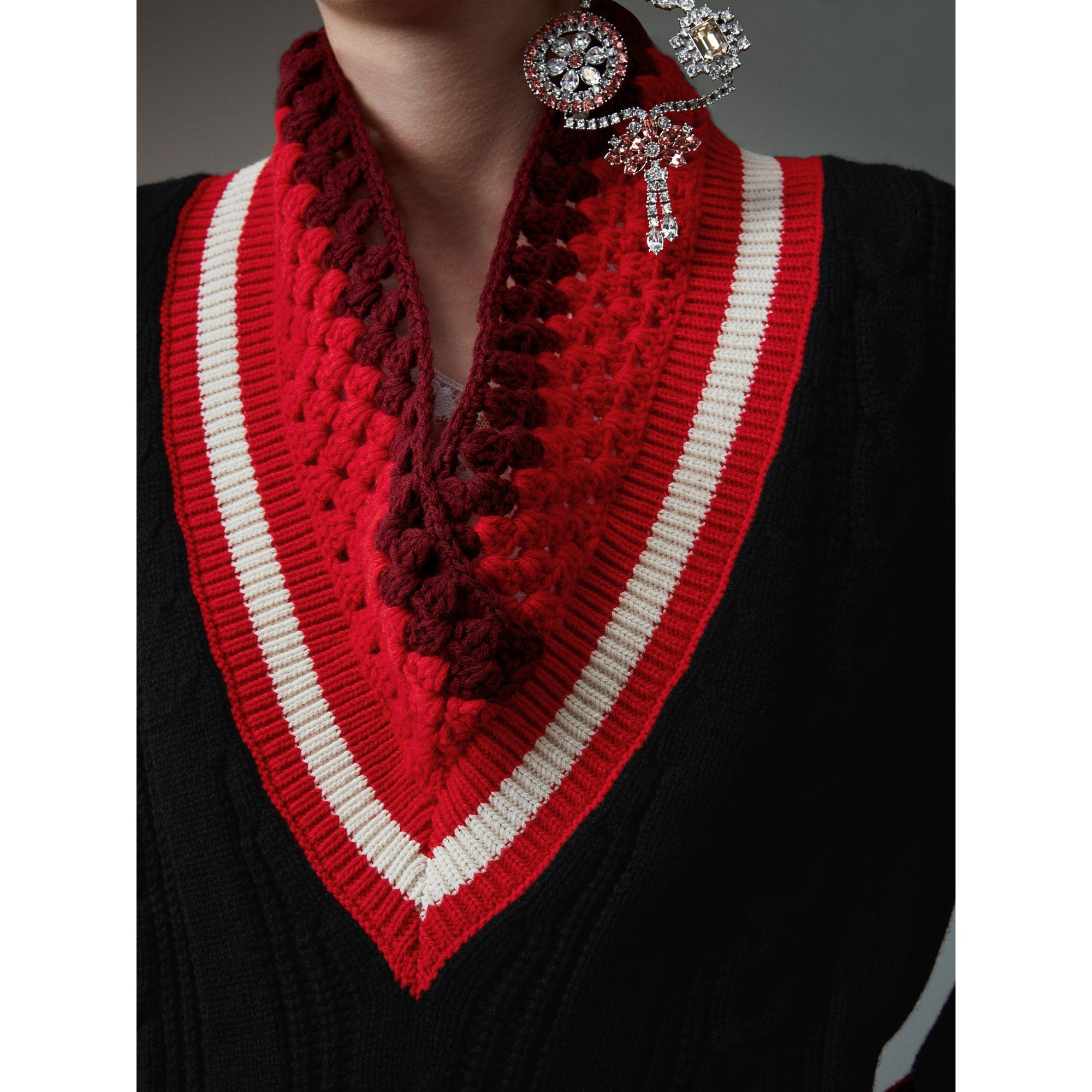 Pull de style cricket en laine et cachemire avec col en crochet - Black