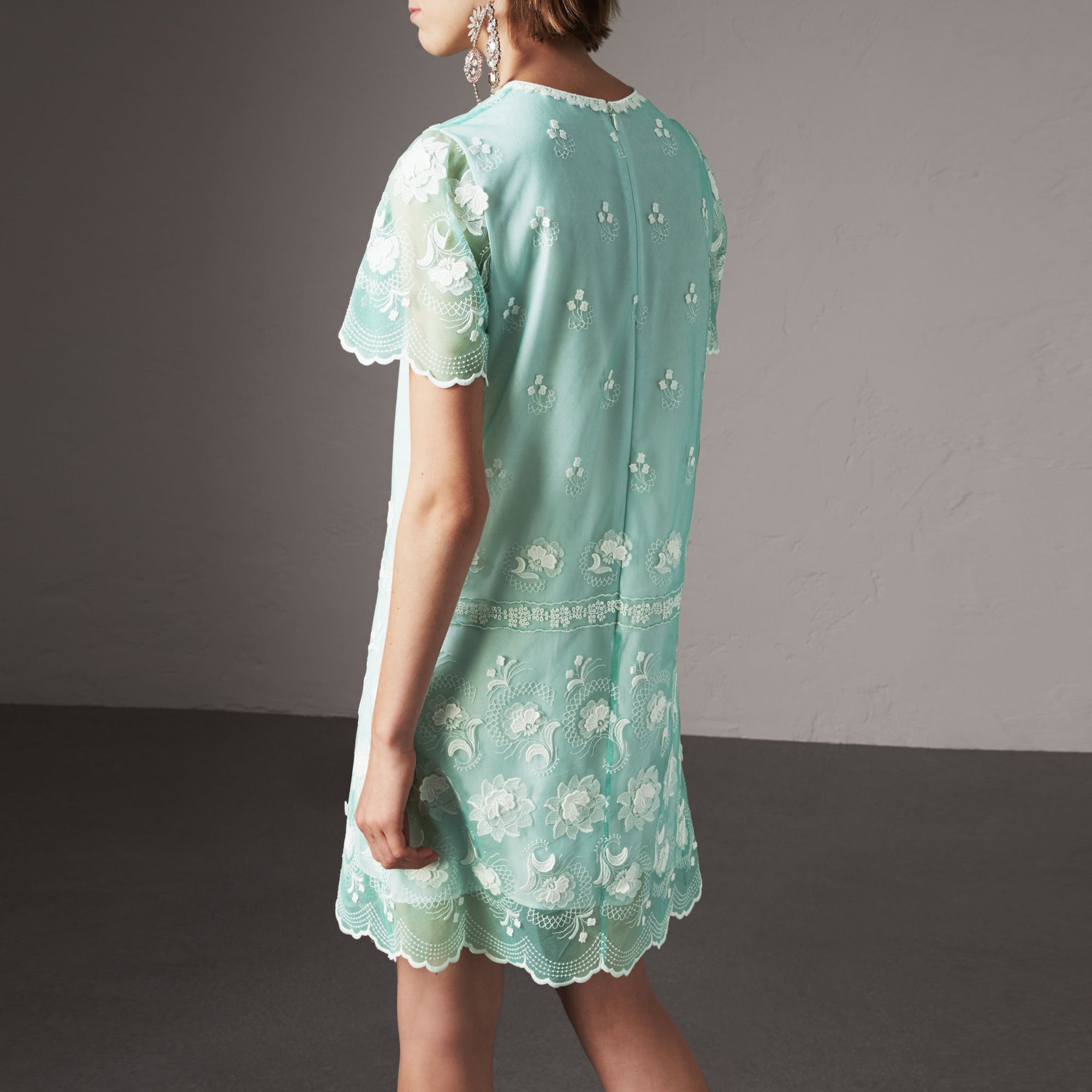 Robe t-shirt à manches courtes en tulle brodé - Aqua Green & White