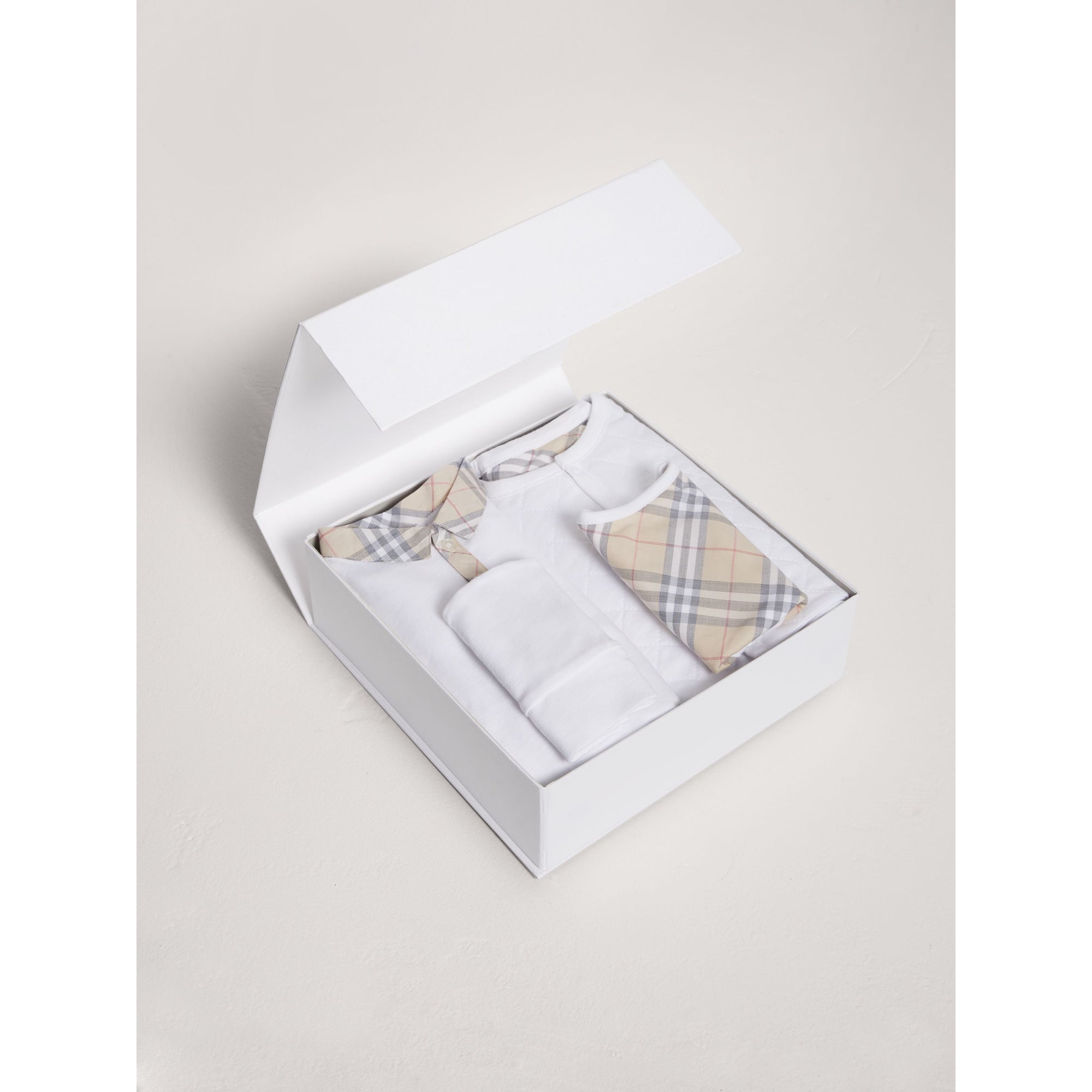 Coffret cadeau bébé quatre pièces en coton - White