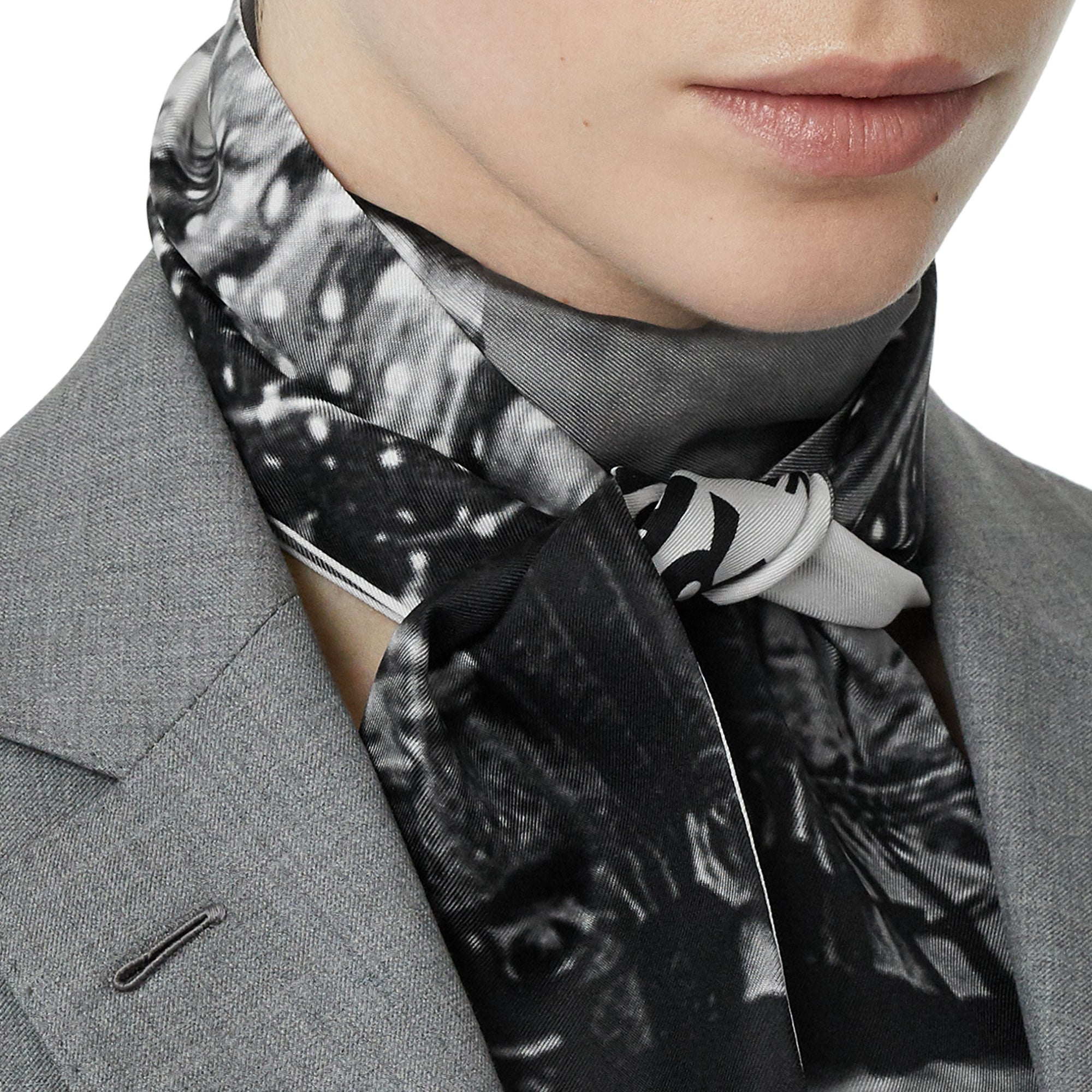 Foulard ultrafin en soie à imprimé Portrait victorien - Grey