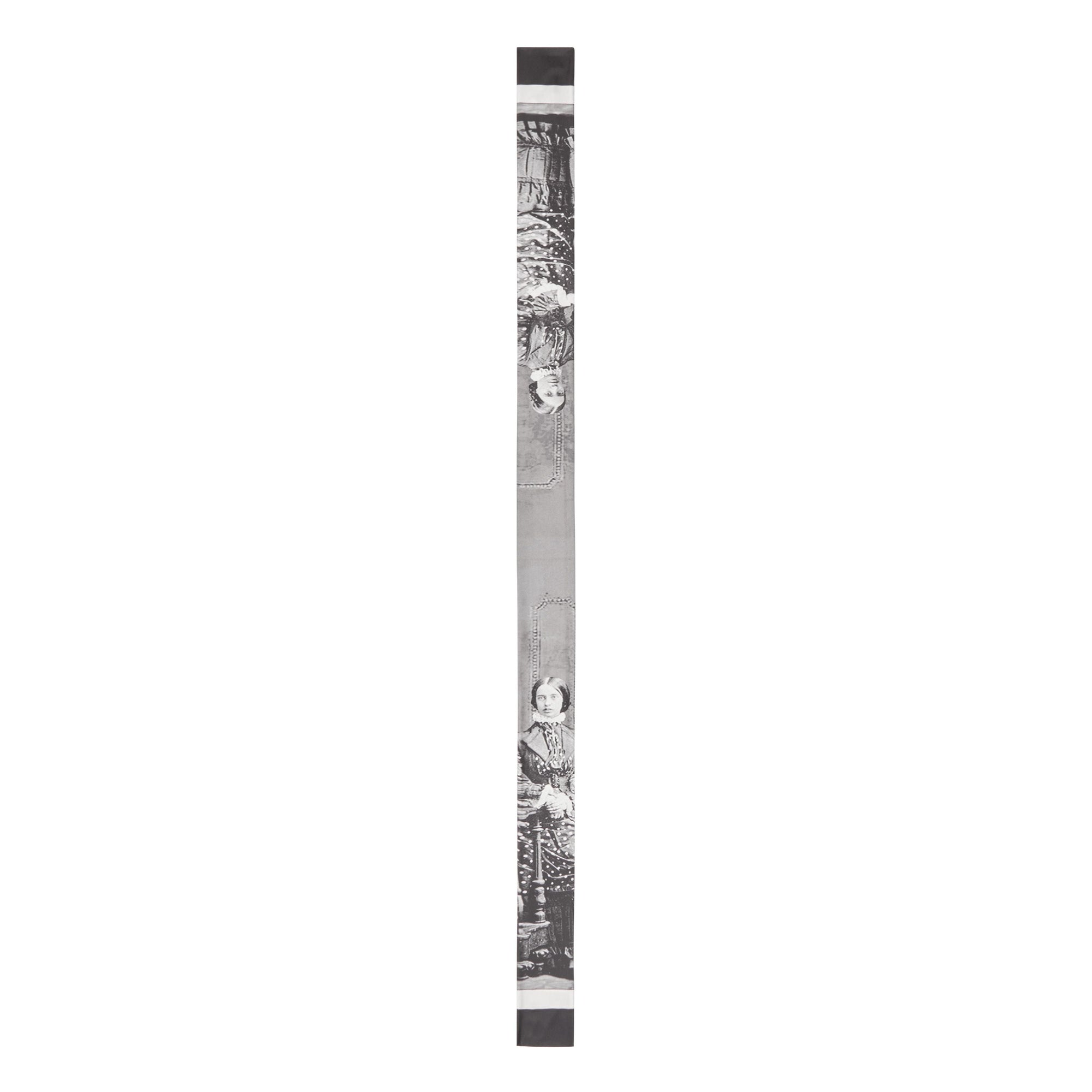 Foulard ultrafin en soie à imprimé Portrait victorien - Grey