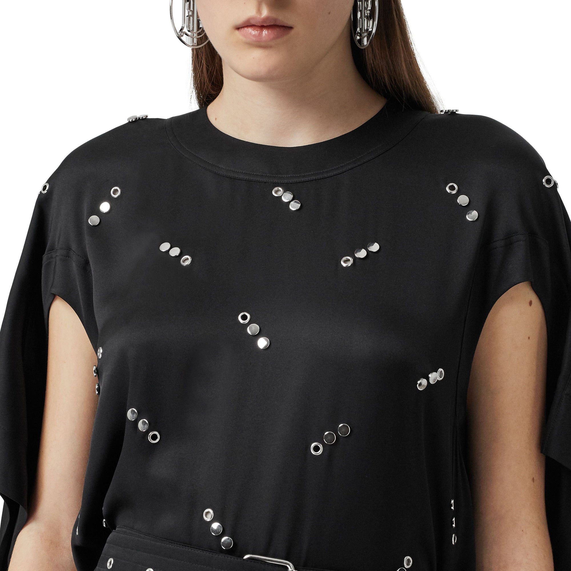 Robe en satin de soie avec manches à découpes et ornements - Black